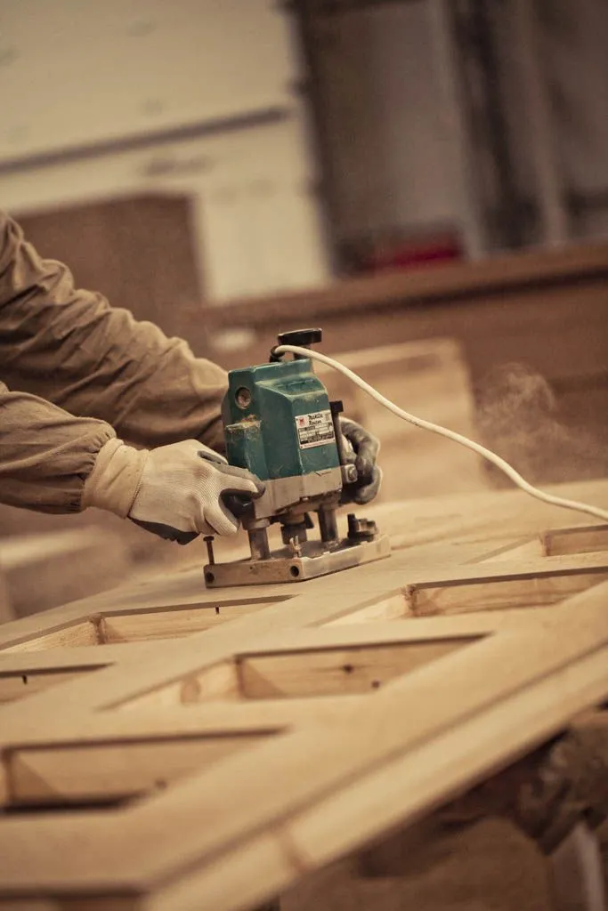 Rebajadora sobre un panel de madera en el taller
