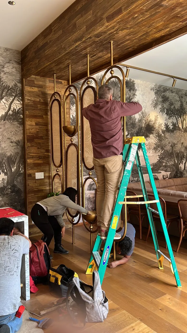 Instalación de un biombo de latón y rejilla en un comedor